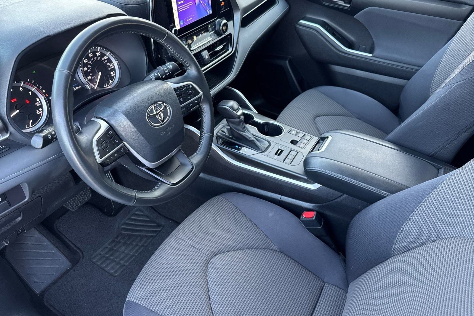 2023 Toyota Highlander LE photo 4