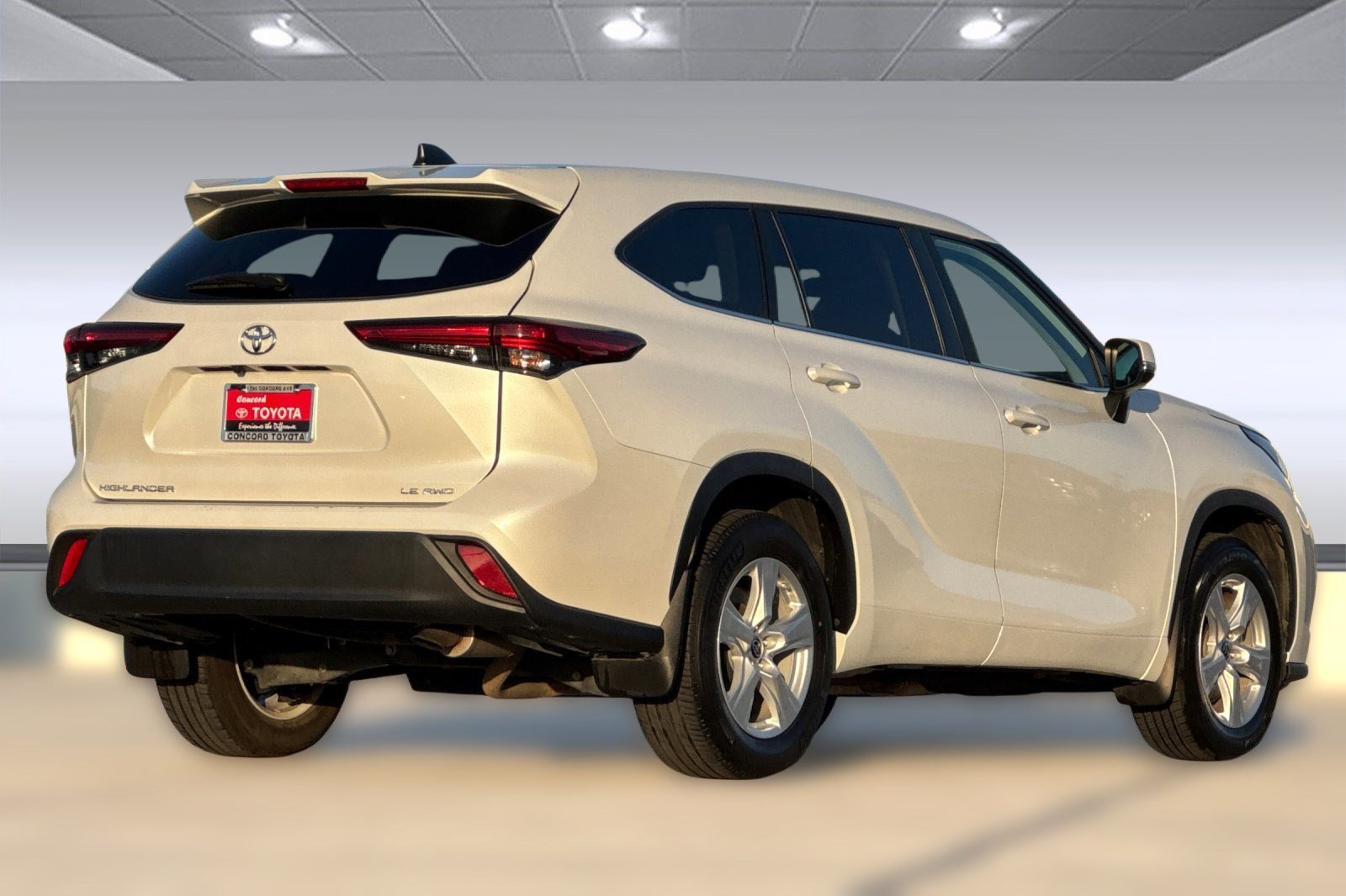 2023 Toyota Highlander LE photo 3