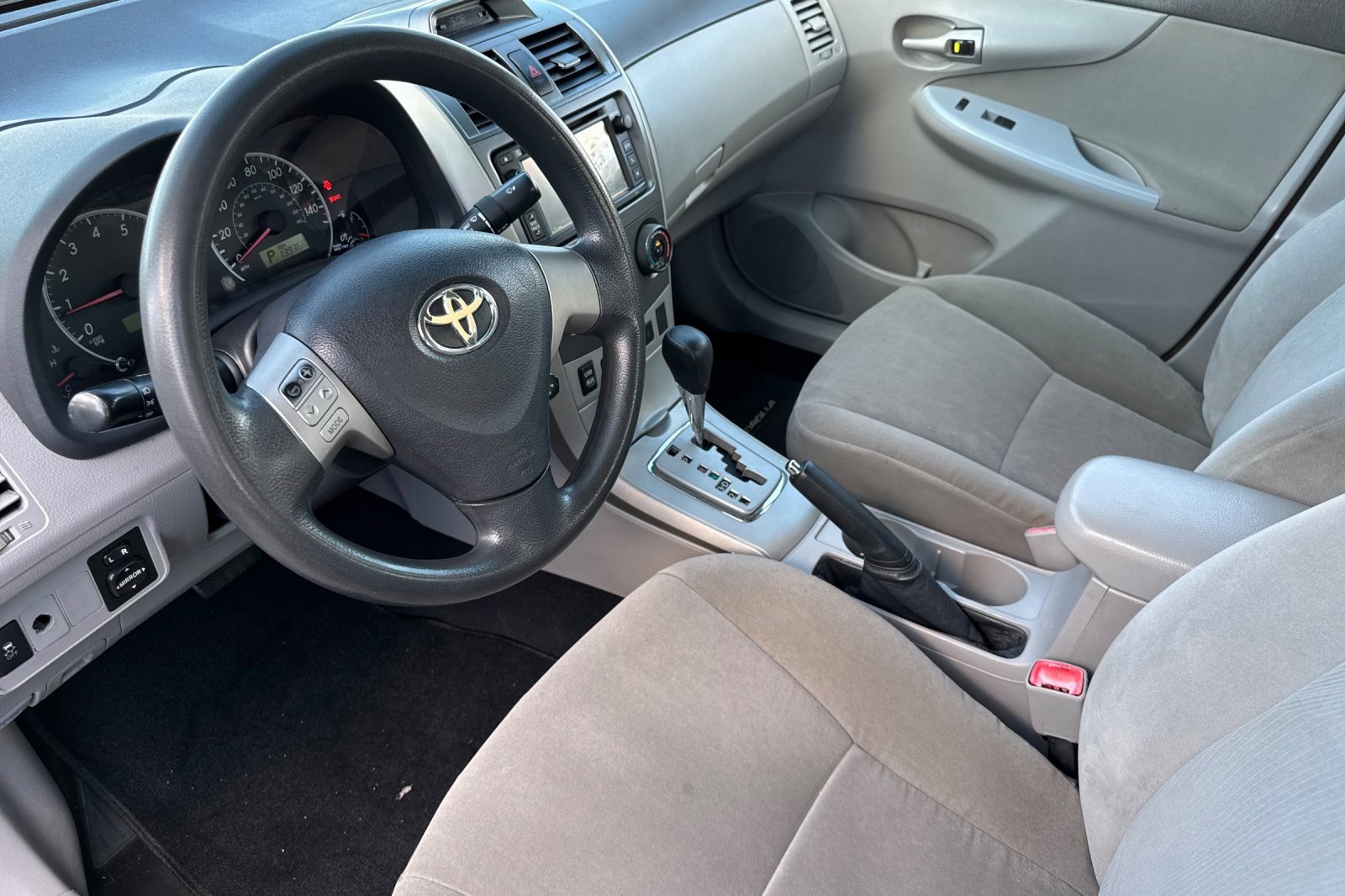 2013 Toyota Corolla LE photo 4