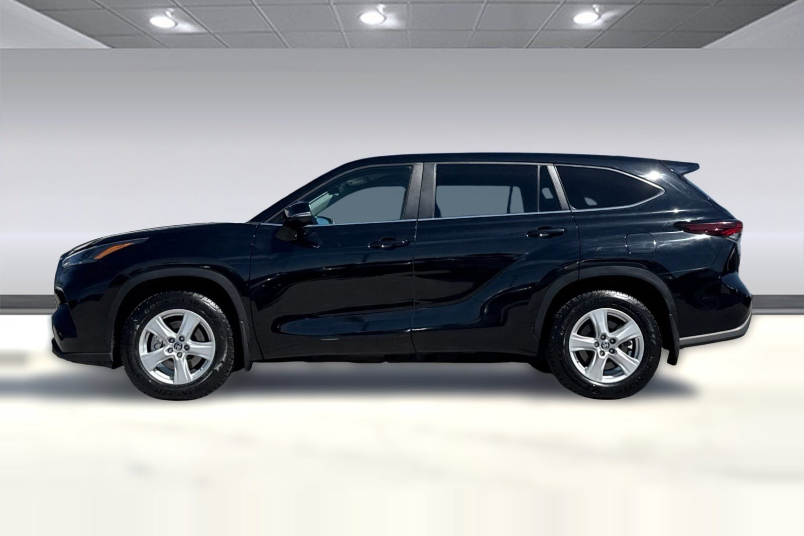 2024 Toyota Highlander LE photo 5