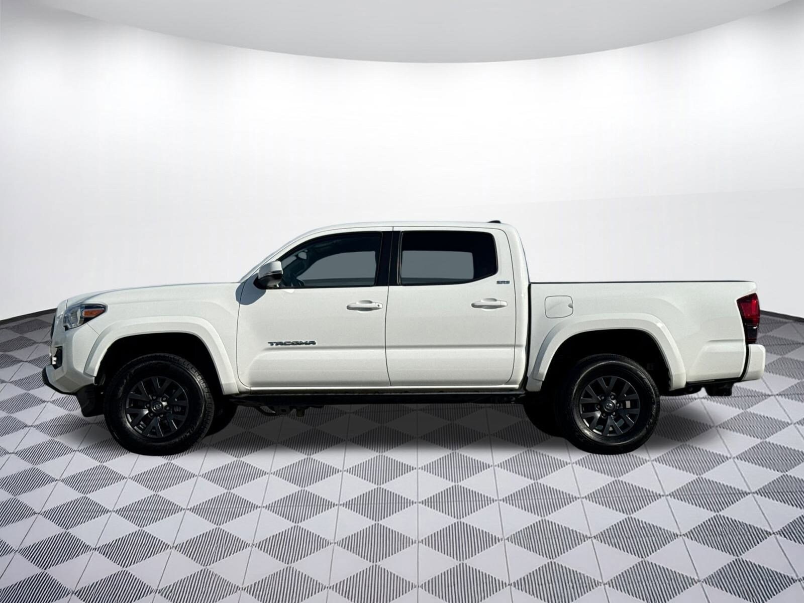 2023 Toyota Tacoma SR5 V6 photo 2