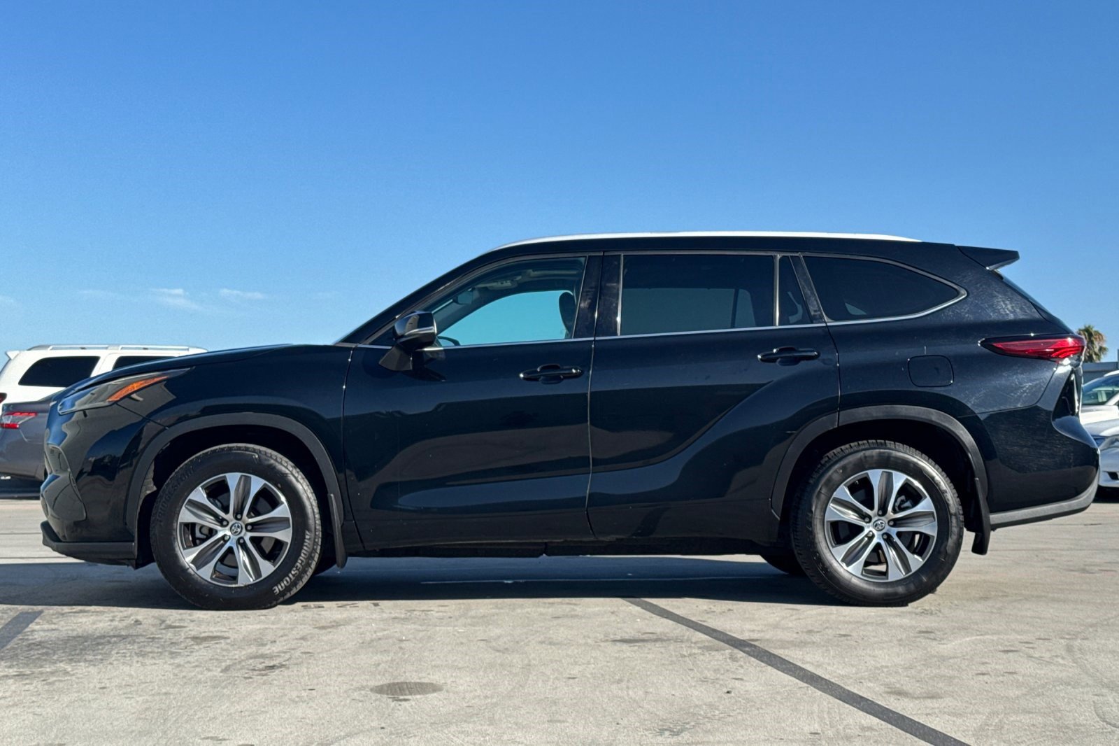 2022 Toyota Highlander XLE photo 2
