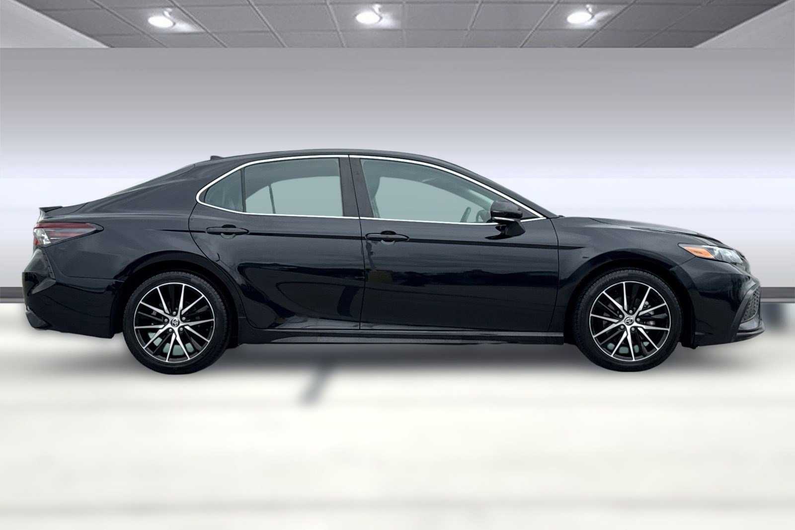 2023 Toyota Camry SE photo 2