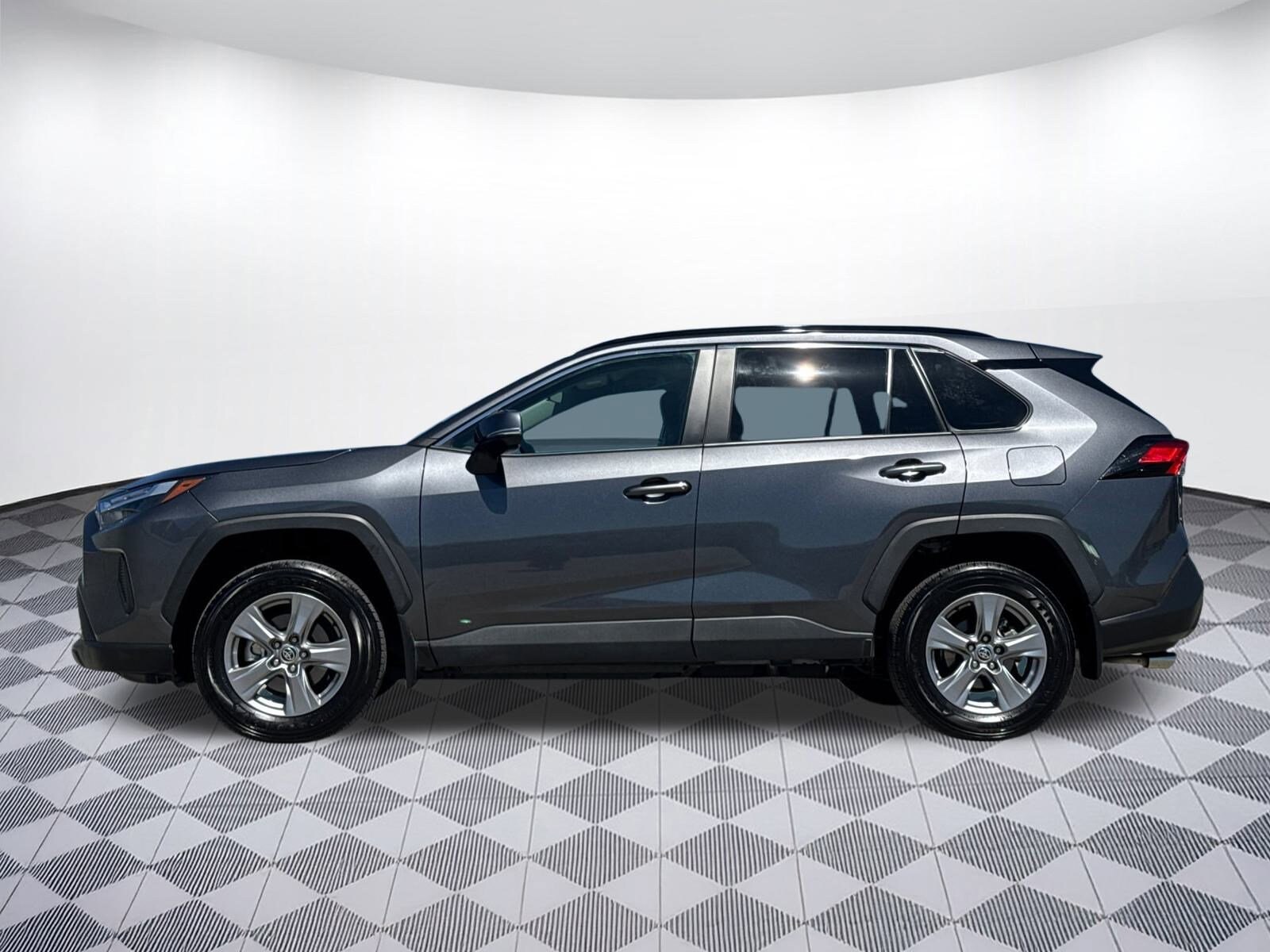 2022 Toyota RAV4 Hybrid XLE photo 2