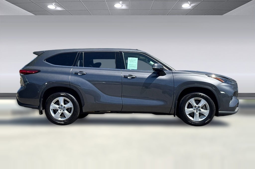 Used 2022 Toyota Highlander LE SUV