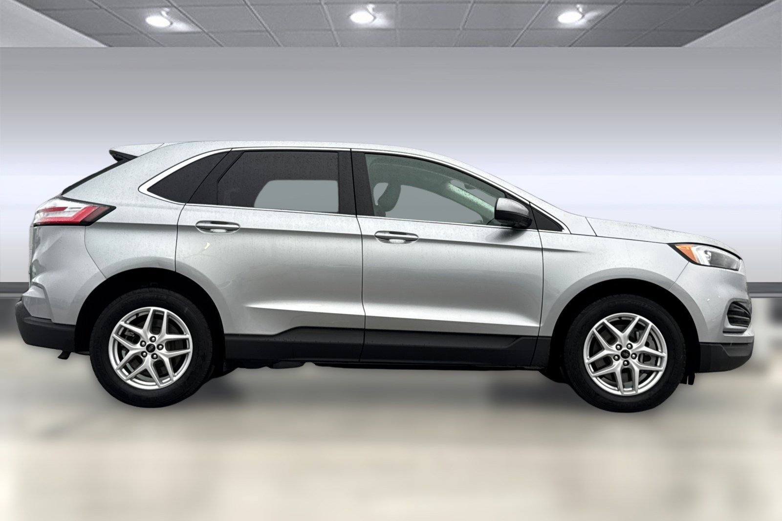 2024 Ford Edge SEL photo 2