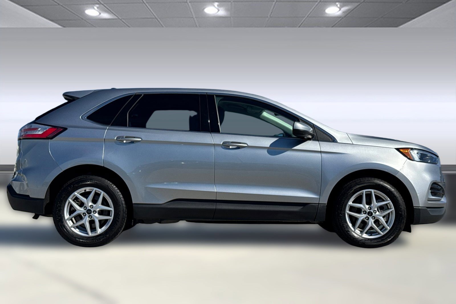 2023 Ford Edge SEL photo 2