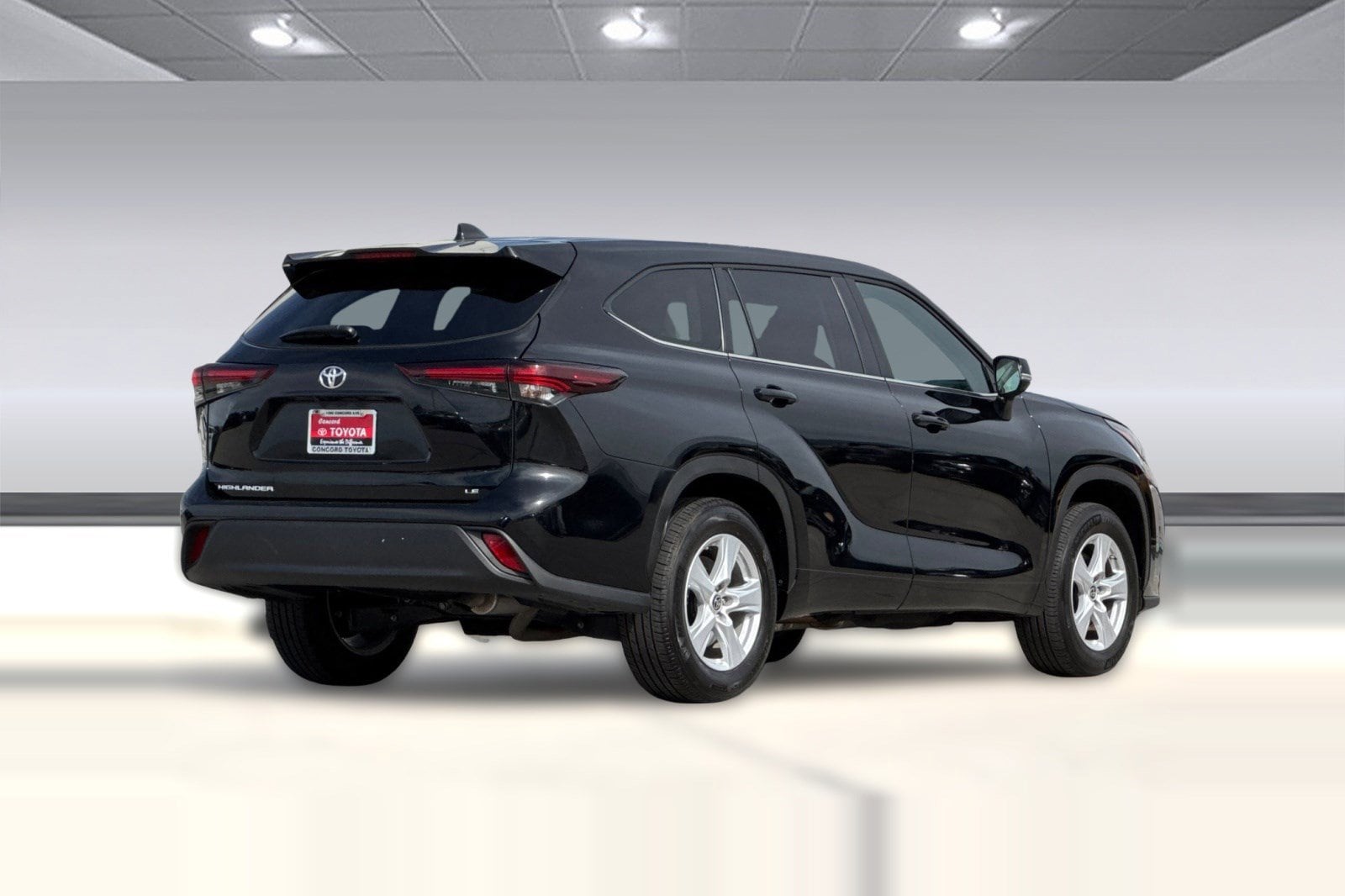 2025 Toyota Highlander LE photo 2