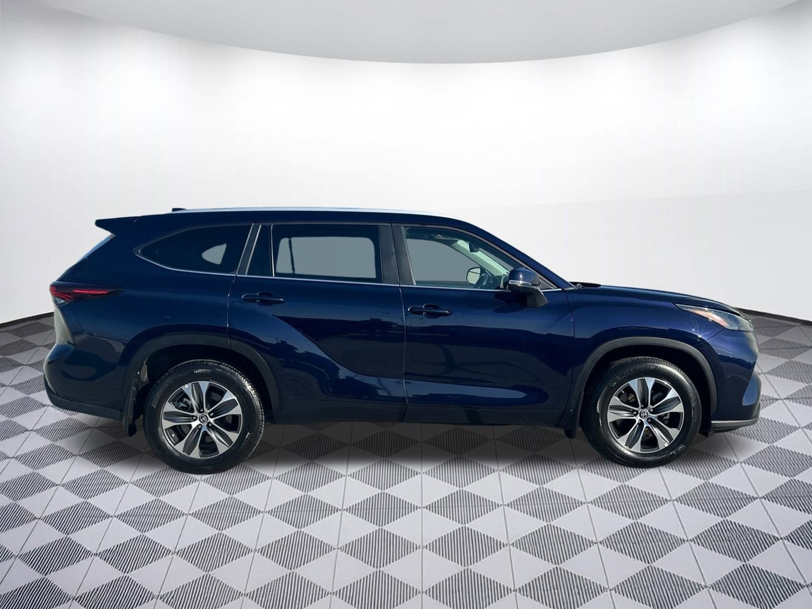 Used 2024 Toyota Highlander XLE with VIN 5TDKDRBH1RS541542 for sale in Concord, CA