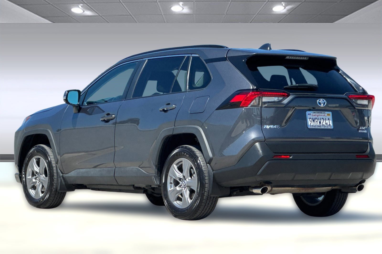 2022 Toyota RAV4 Hybrid XLE photo 3