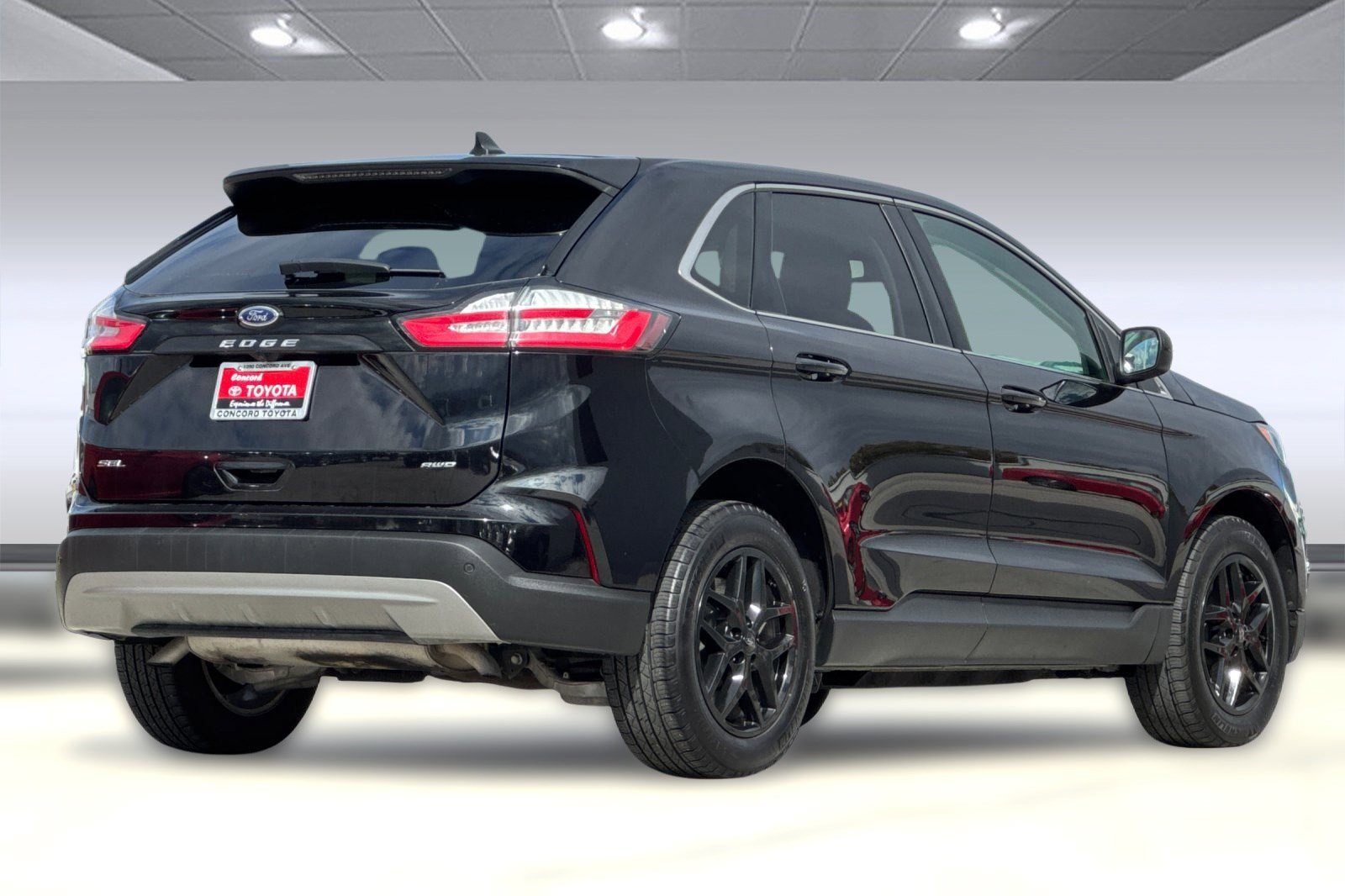 2024 Ford Edge SEL photo 2