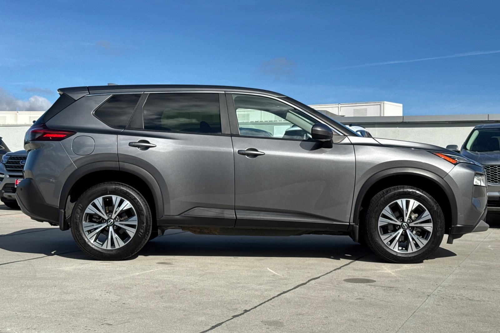 2023 Nissan Rogue SV photo 2