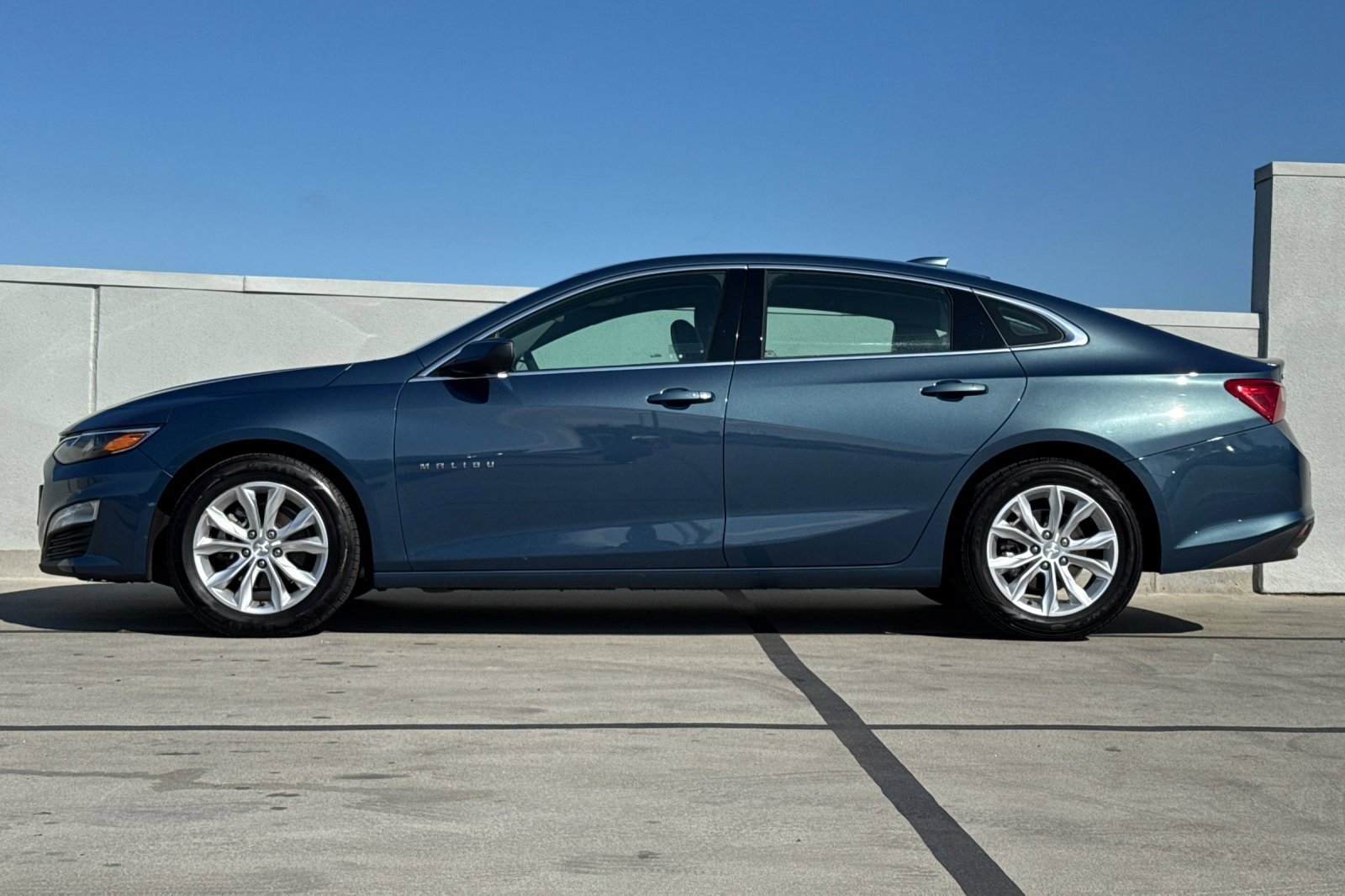 2024 Chevrolet Malibu 1LT photo 2