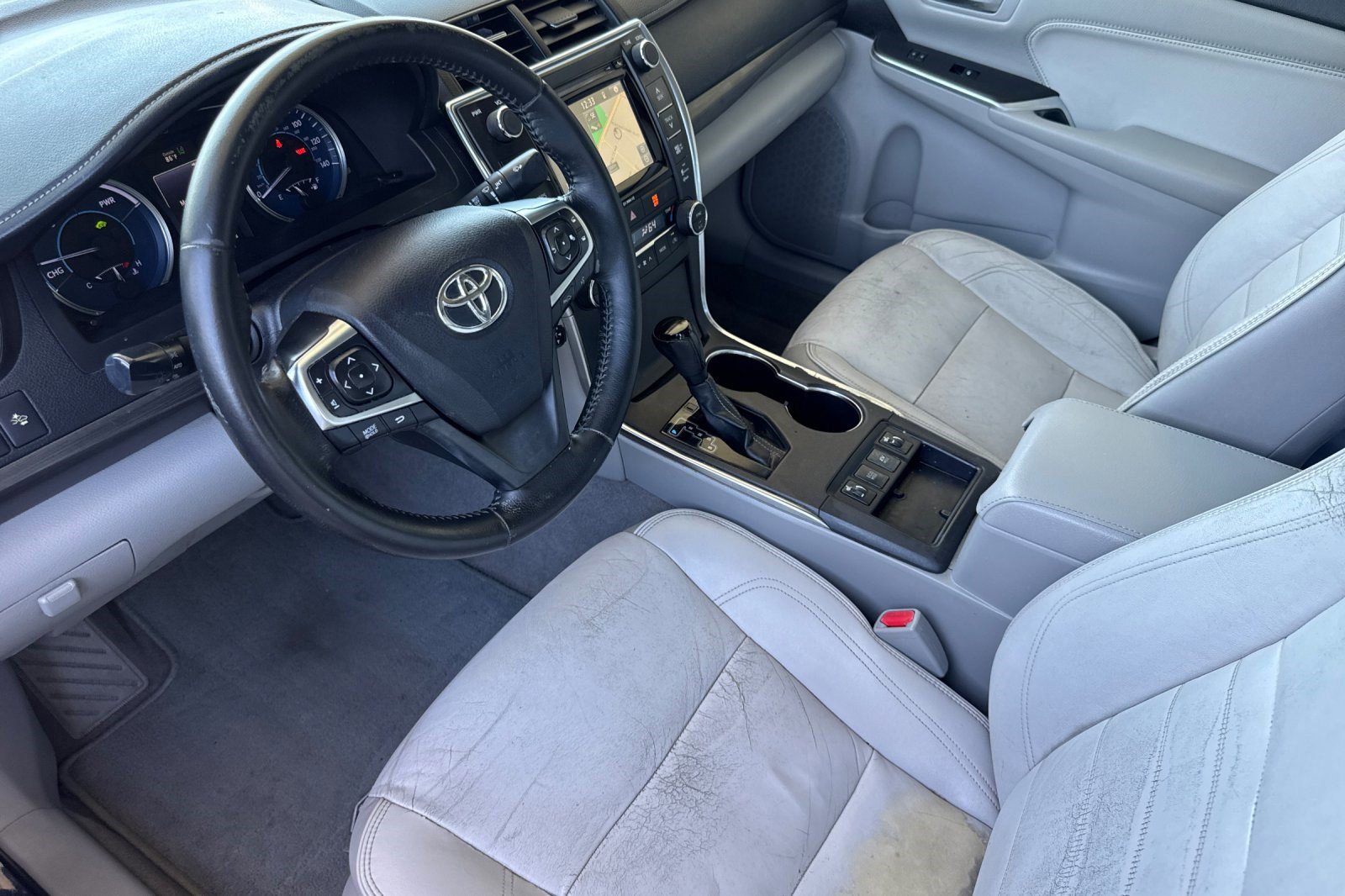 2016 Toyota Camry Hybrid XLE photo 4