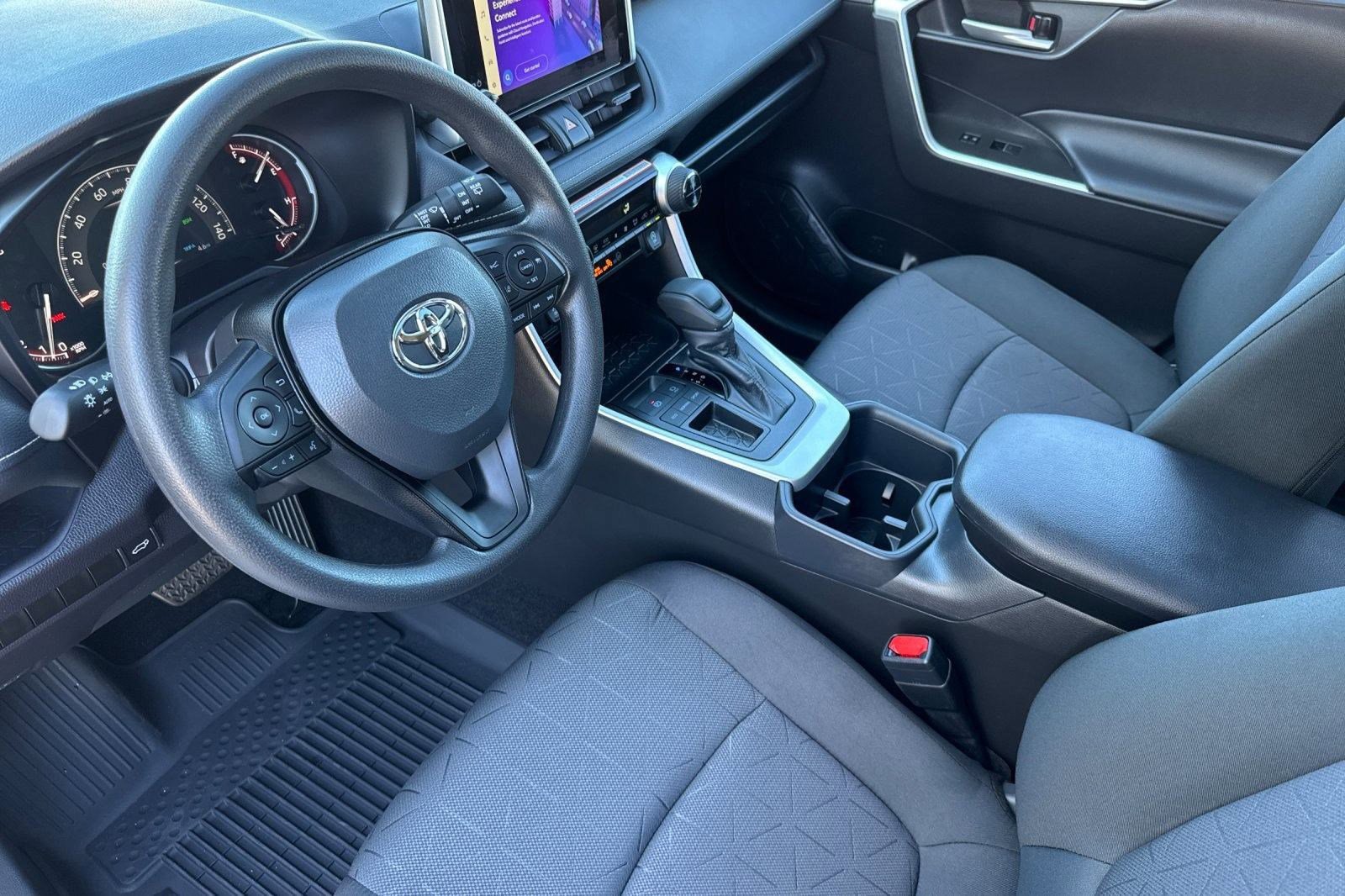 2025 Toyota RAV4 XLE photo 4