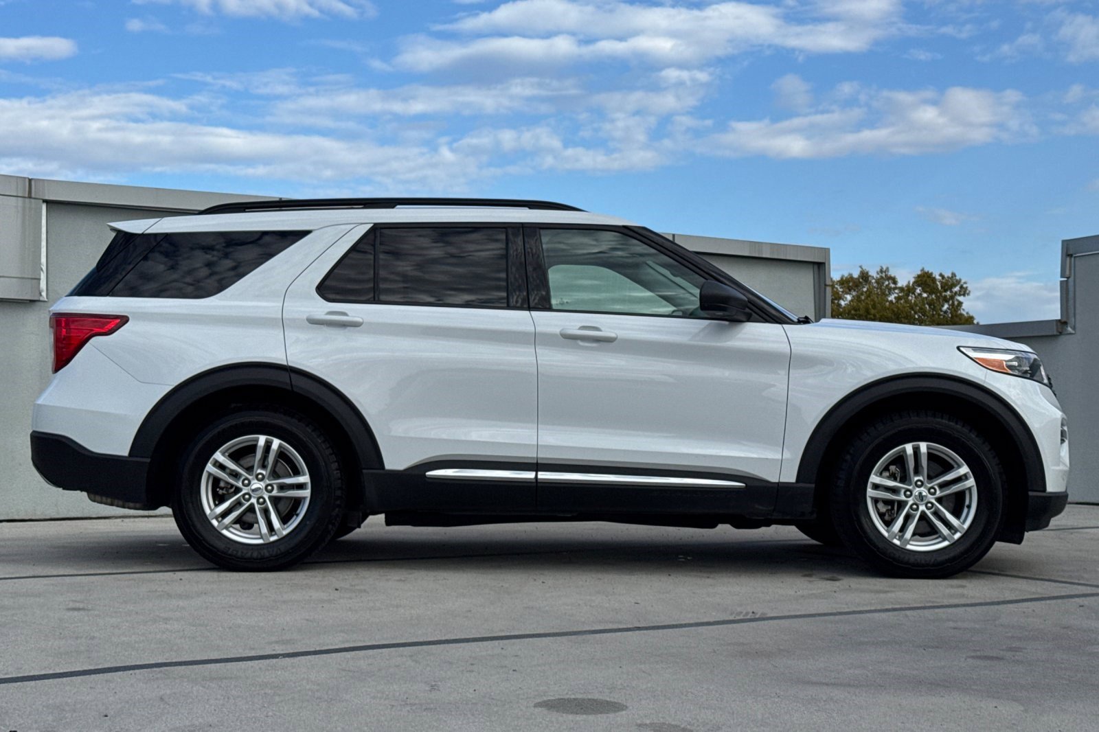 2023 Ford Explorer XLT photo 2