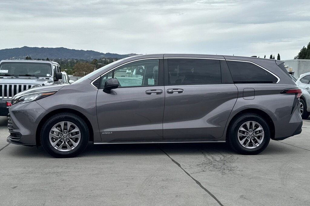 Certified 2021 Toyota Sienna LE Van