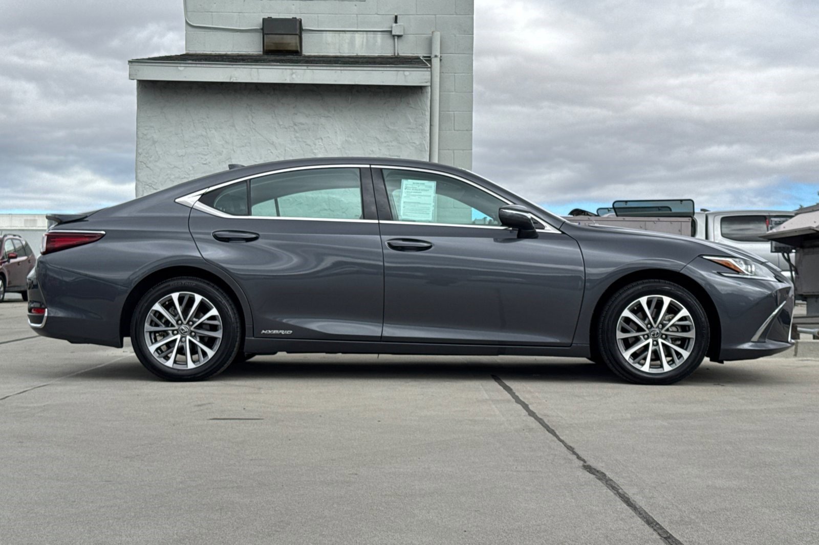 2022 Lexus ES 300h photo 2