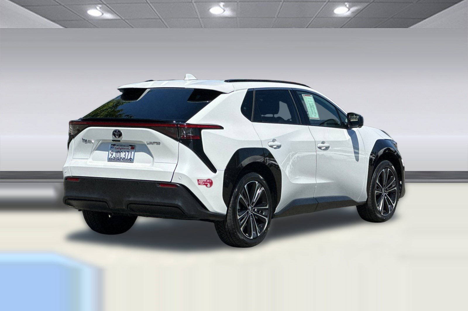 2023 Toyota bZ4X XLE photo 2