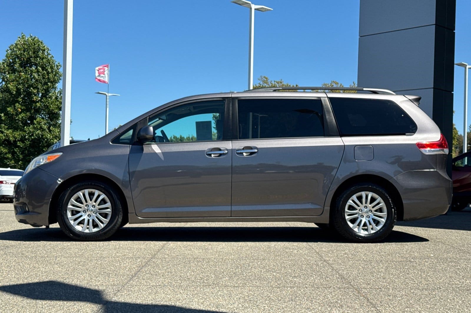 Used 2011 Toyota Sienna XLE with VIN 5TDYK3DC1BS022575 for sale in Concord, CA