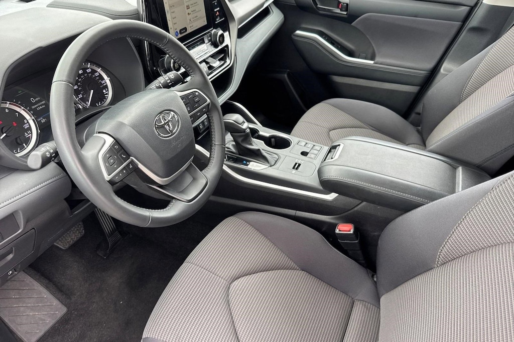 Used 2025 Toyota Highlander LE SUV