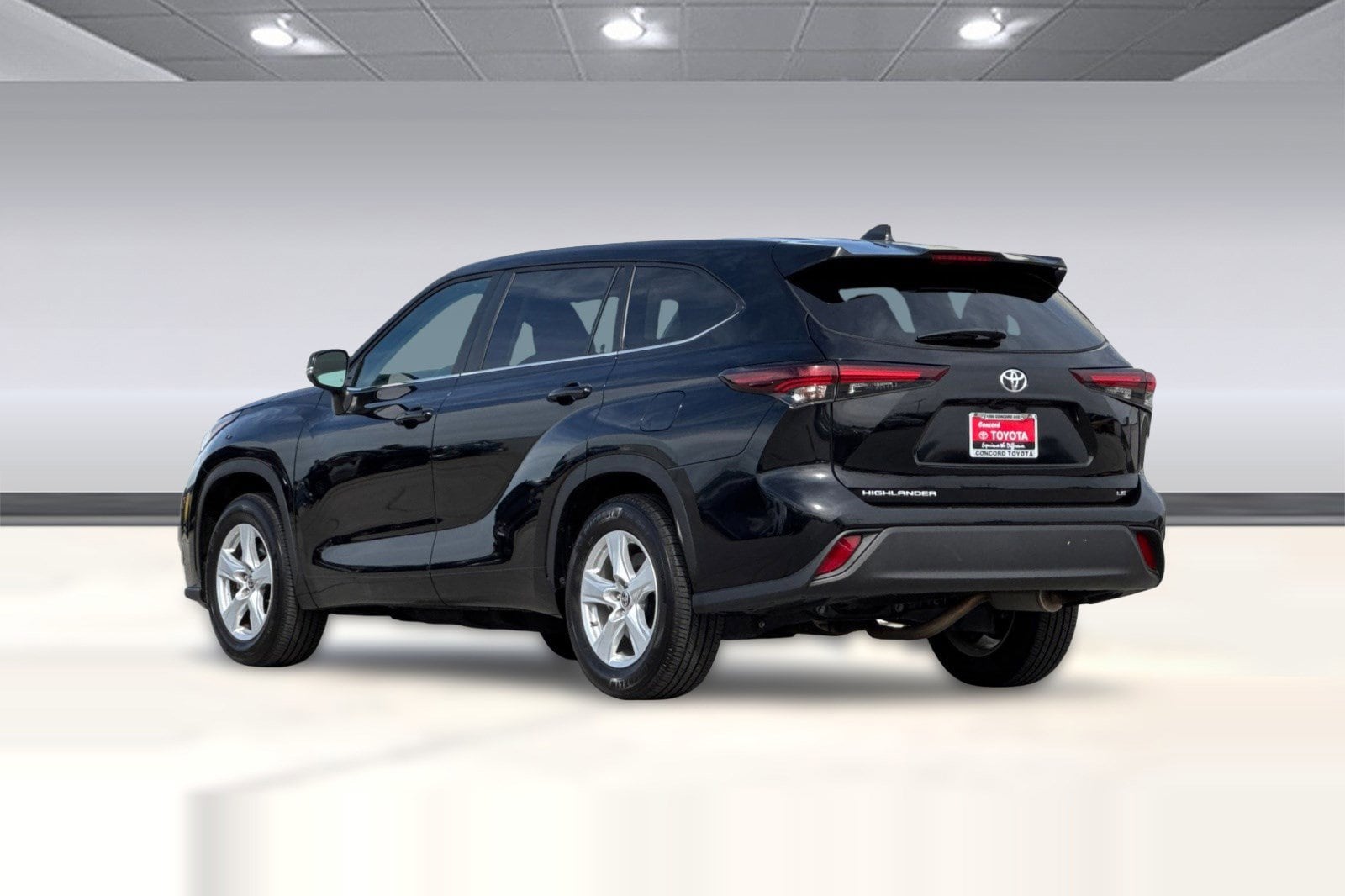 2025 Toyota Highlander LE photo 6