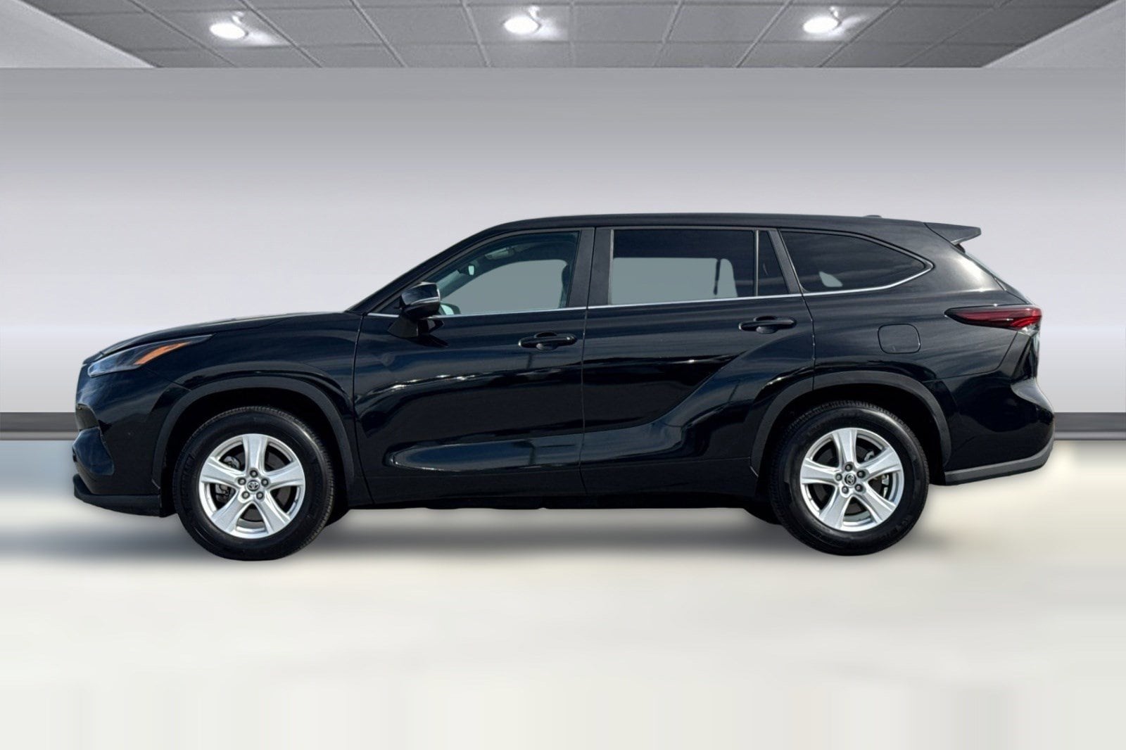 2025 Toyota Highlander LE photo 5
