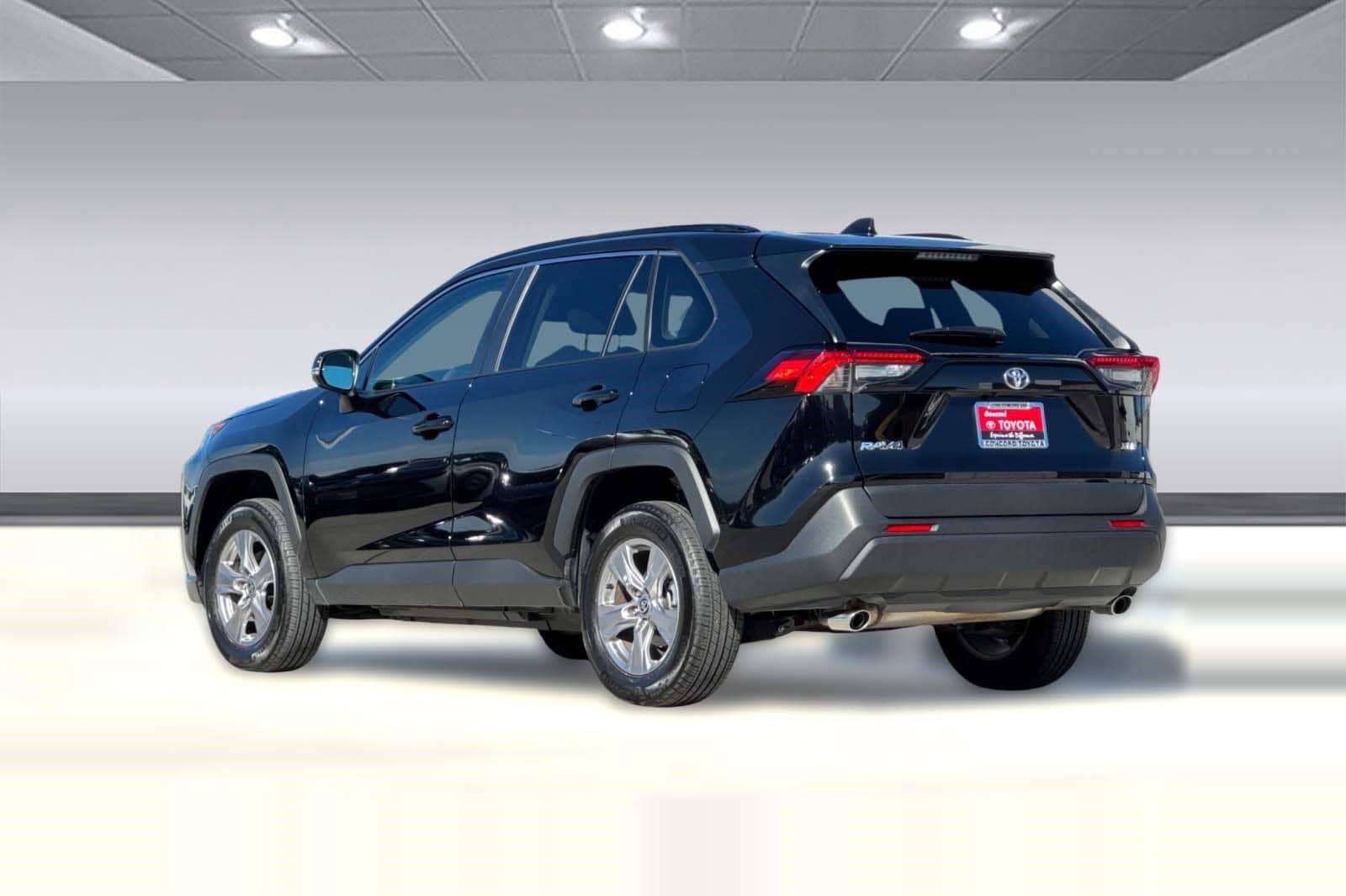 2025 Toyota RAV4 XLE photo 6