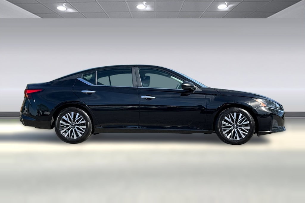 Used 2025 Nissan Altima SV Sedan