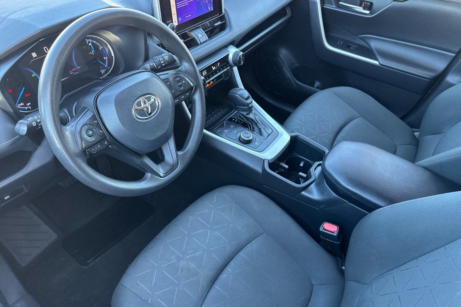 2024 Toyota RAV4 Hybrid XLE photo 4