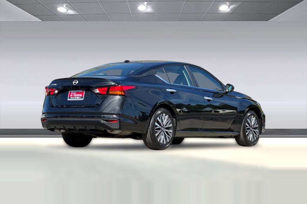 Used 2025 Nissan Altima SV Sedan