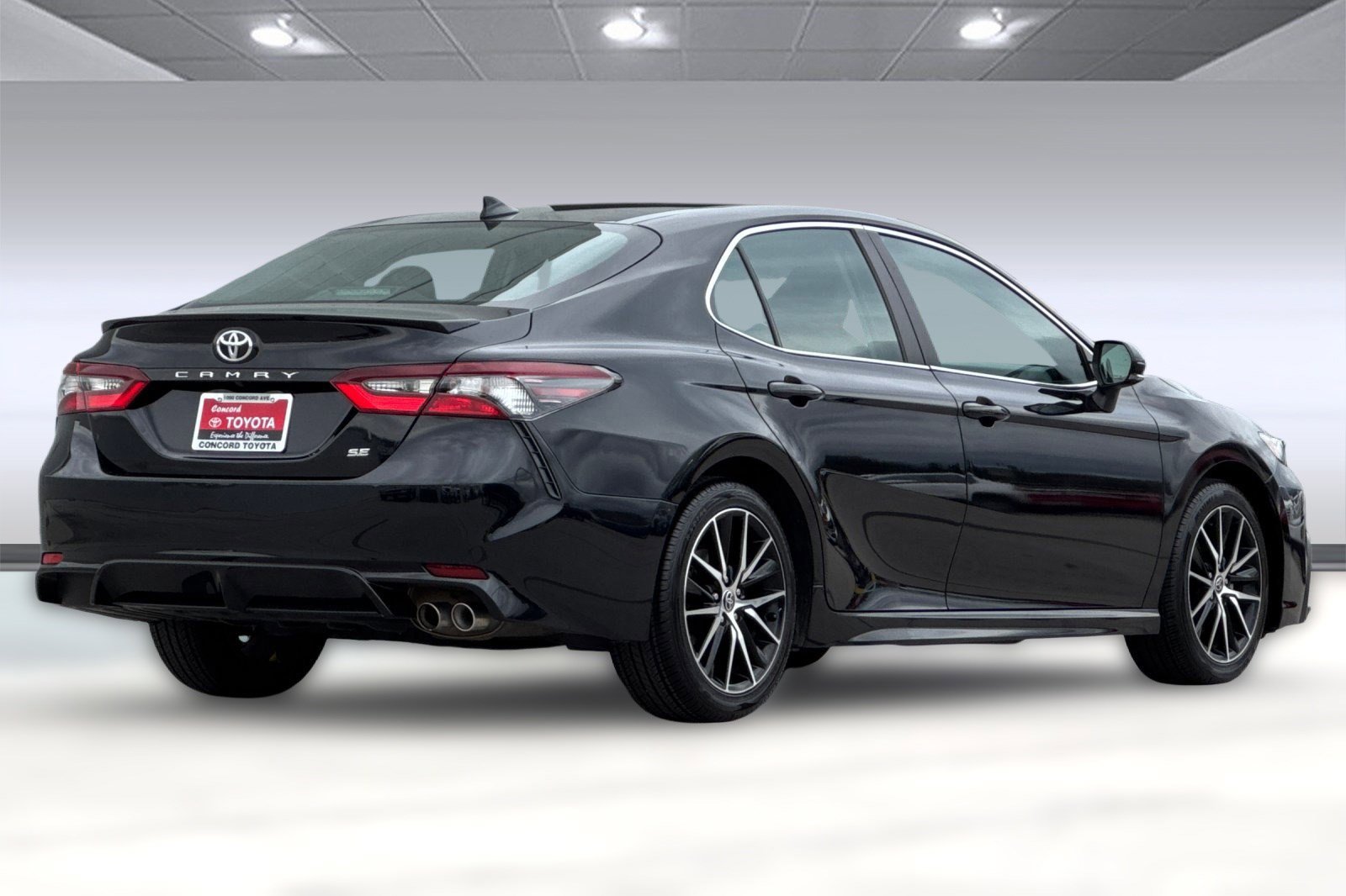 2023 Toyota Camry SE photo 3
