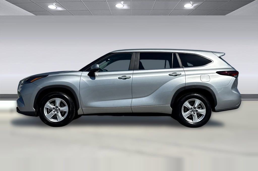 Used 2025 Toyota Highlander LE SUV