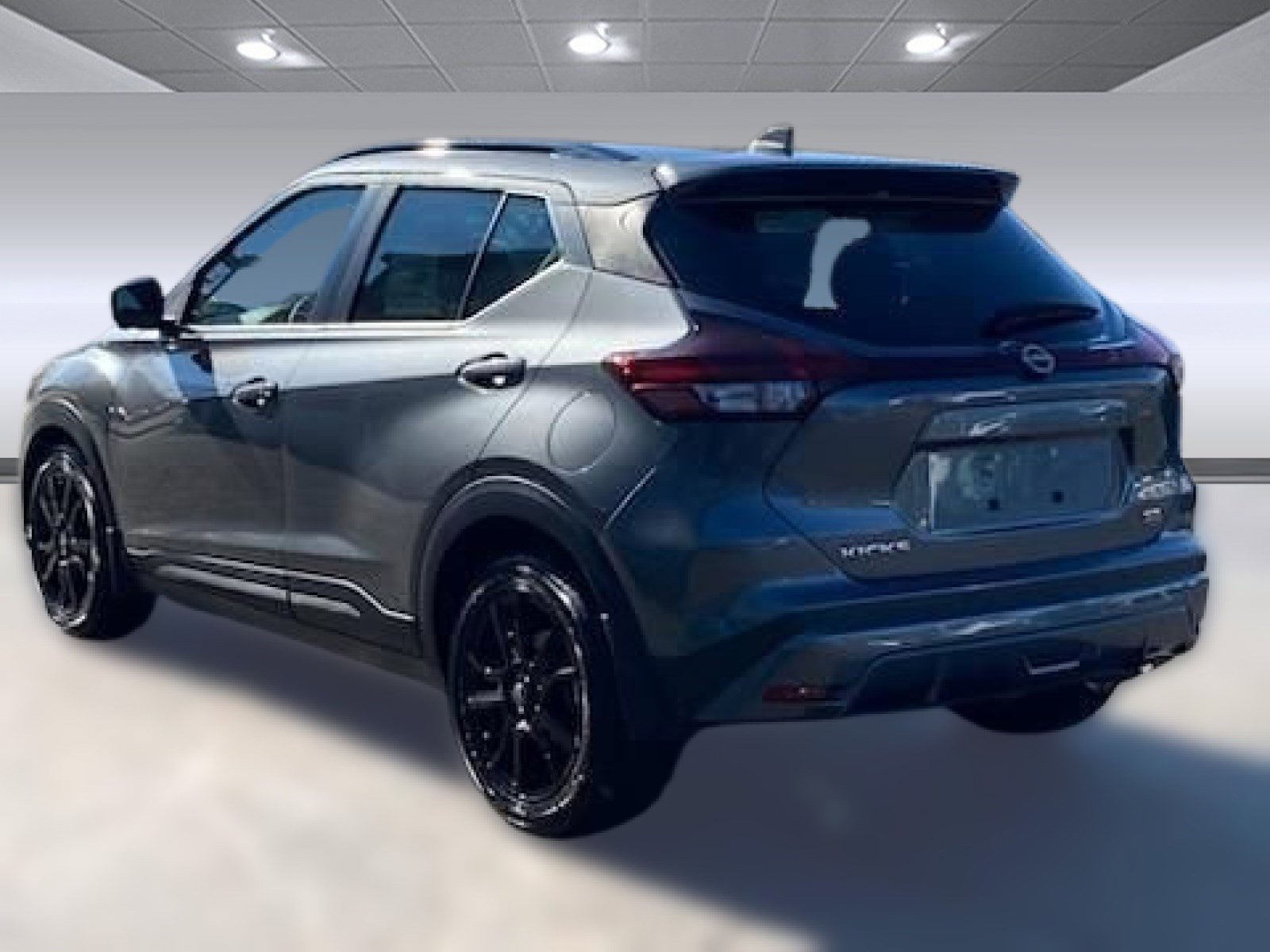 2023 Nissan Kicks SR photo 2
