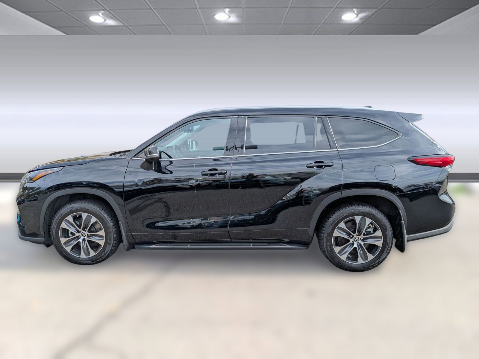 2021 Toyota Highlander XLE photo 2