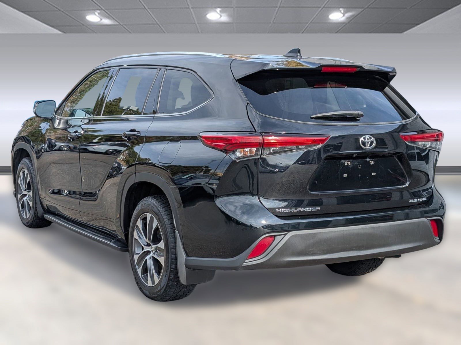 2021 Toyota Highlander XLE photo 3