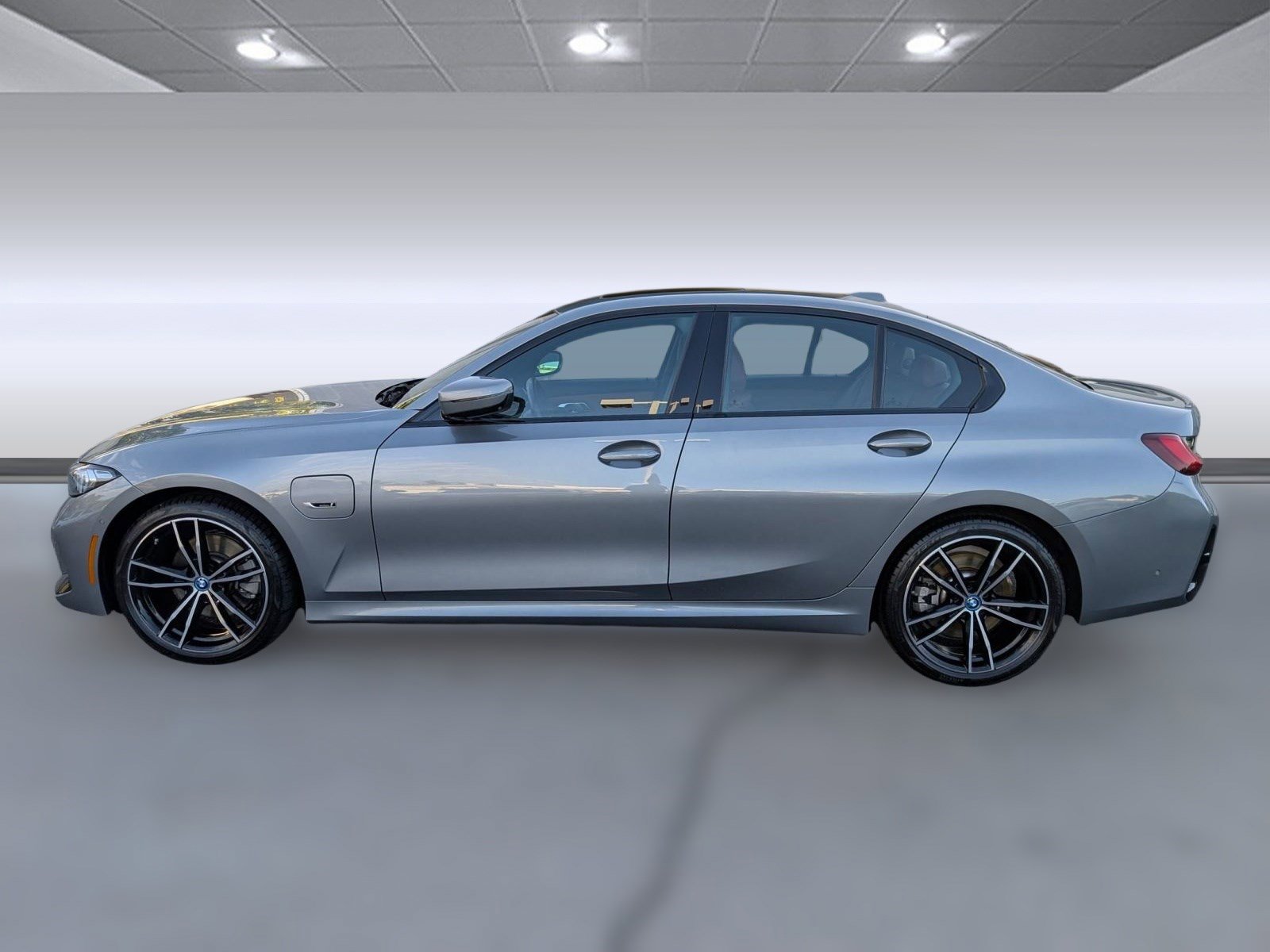 2023 Bmw 330e Sedan photo 2