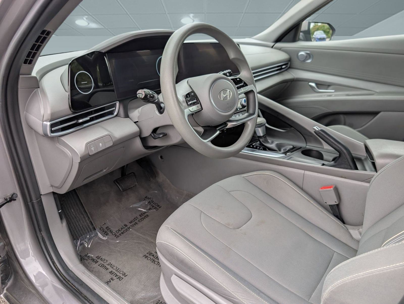2024 Hyundai Elantra SEL photo 3