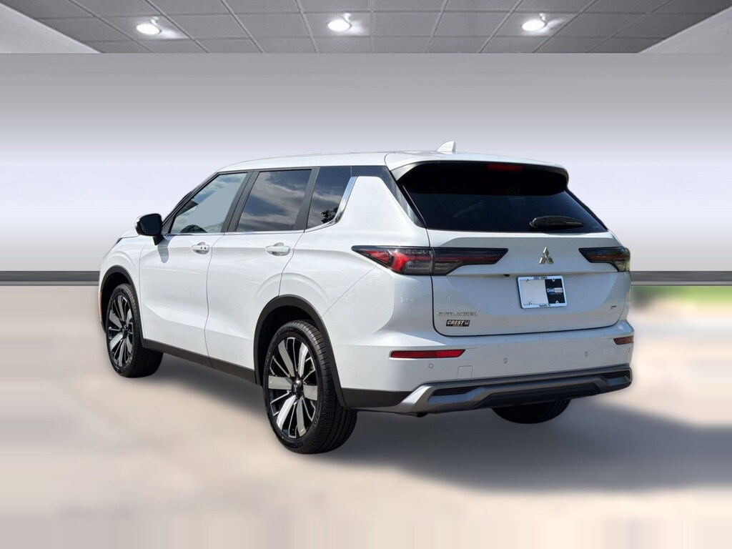 Used 2025 Mitsubishi Outlander SE SUV