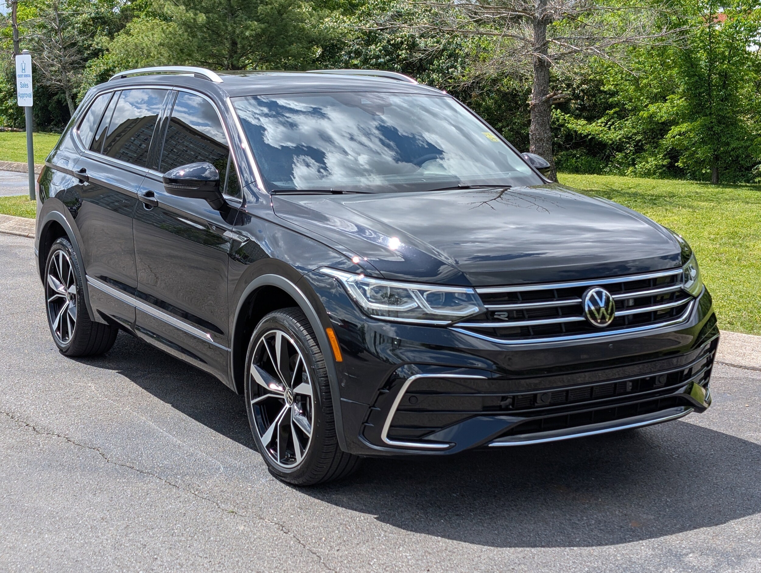 2022 Volkswagen Tiguan SEL Premium R-Line photo 2