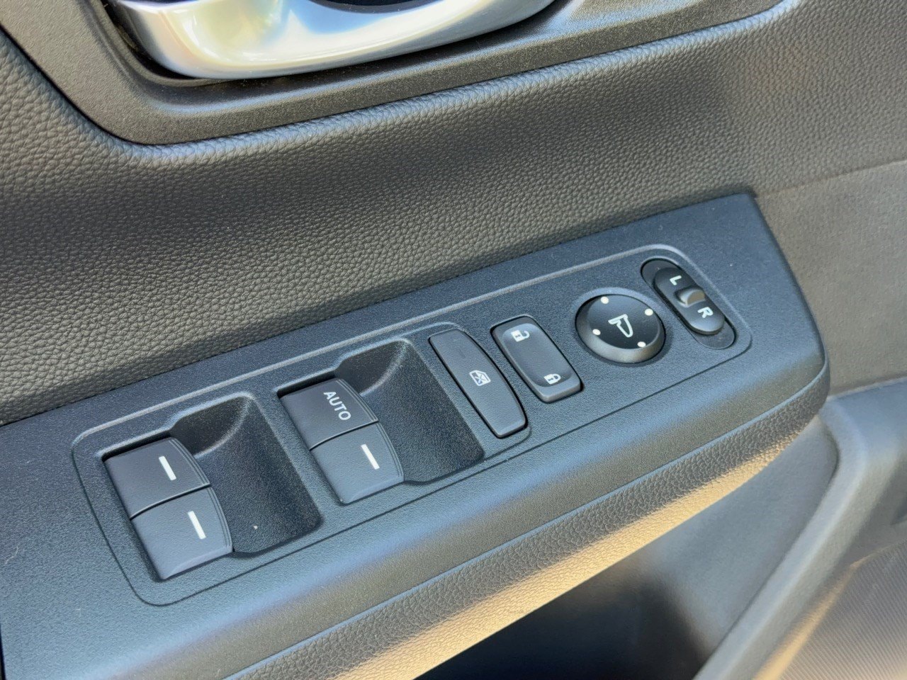 2025 Honda CR-V LX - Photo 15