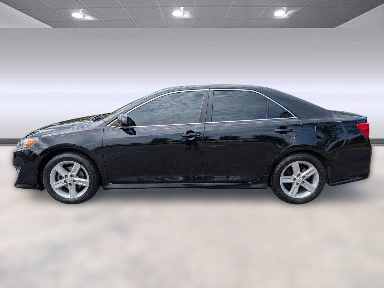 2012 Toyota Camry SE photo 2