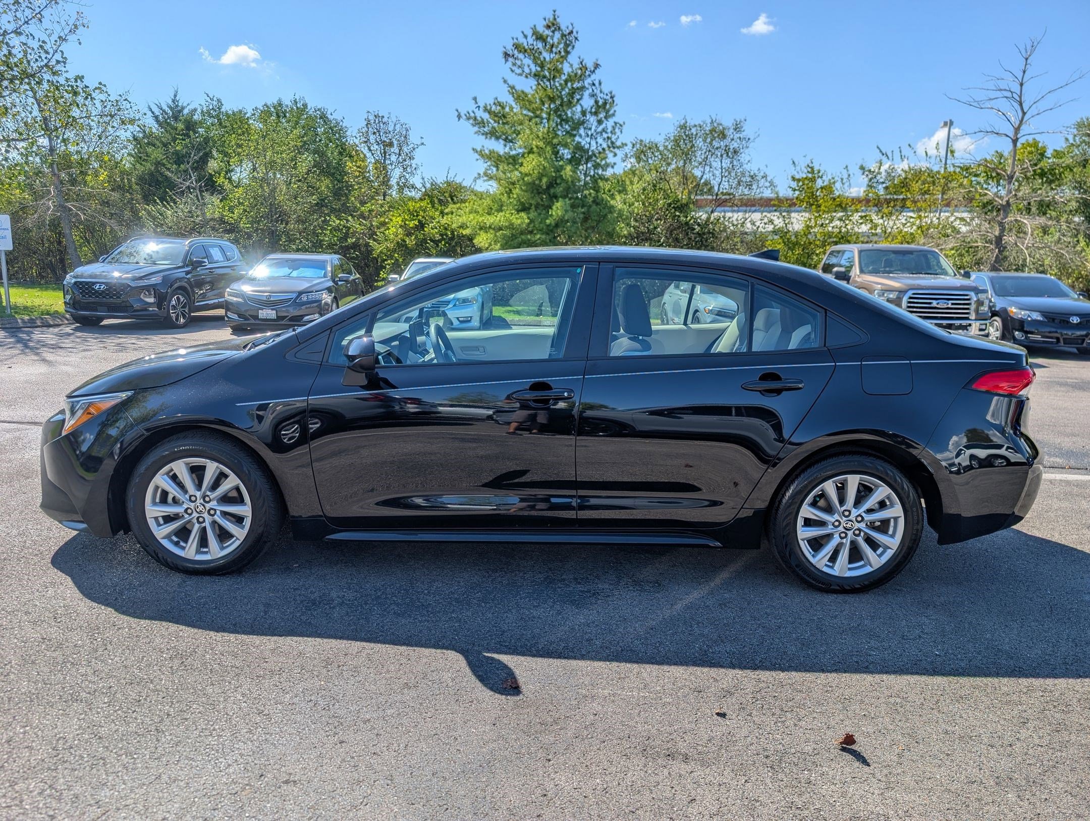 2023 Toyota Corolla LE photo 2
