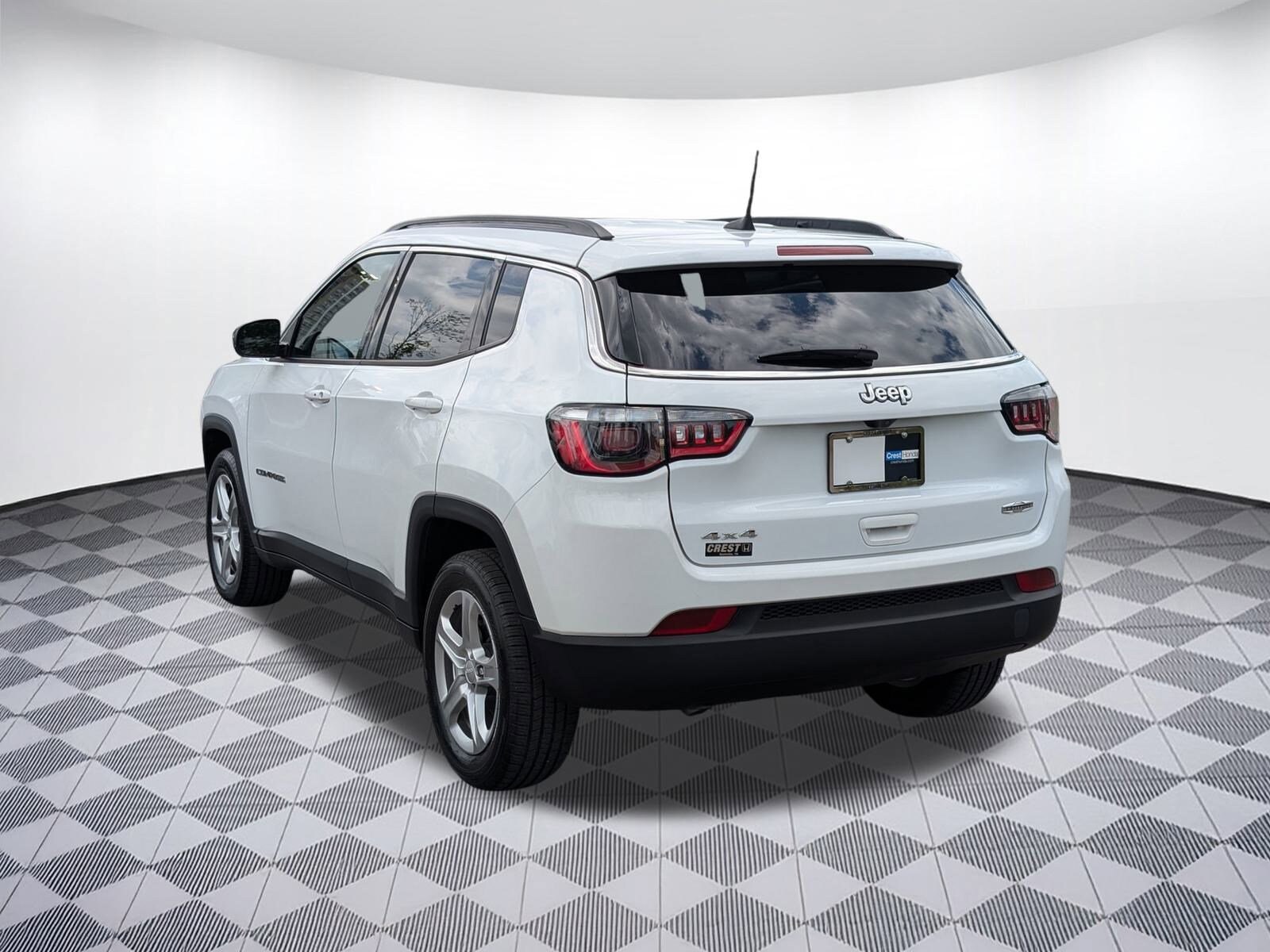 2023 Jeep Compass Latitude photo 2