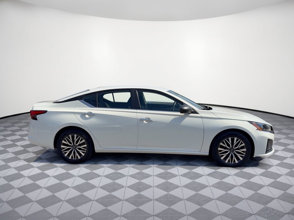 2025 Nissan Altima SV - Photo 8