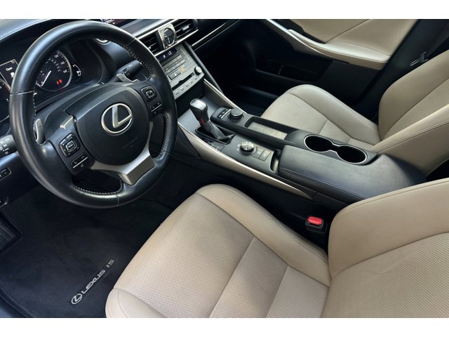 2019 Lexus IS 300 photo 4