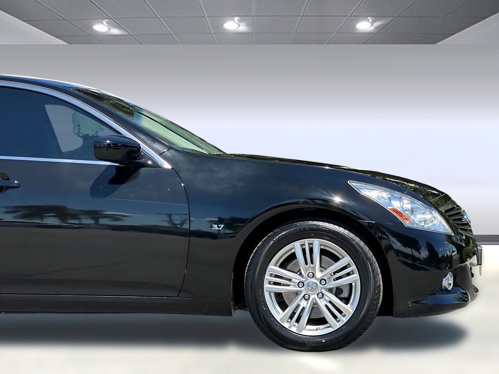 2015 INFINITI Q40 With Moonroof Package Sedan