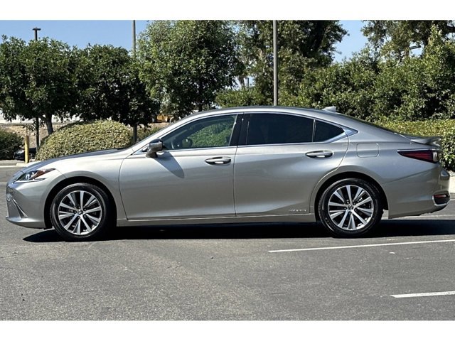 2020 Lexus ES 300h Base photo 2
