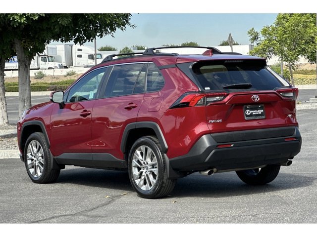 2021 Toyota RAV4 XLE Premium photo 4