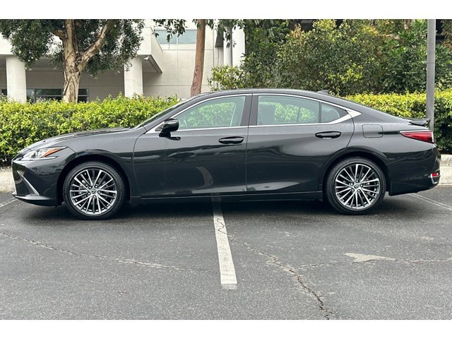 2025 Lexus ES 300h Base photo 2